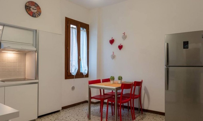 San Polo Apartment | Inviting Ca' Riolfo: Family-Friendly with Breakfast Options