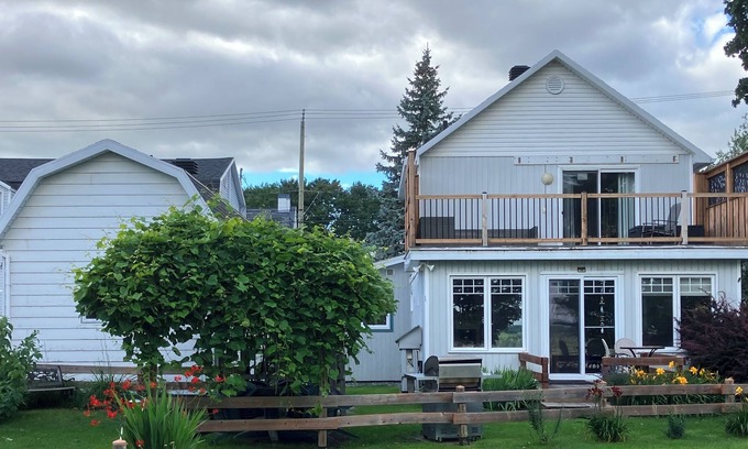 Saint-Laurent-de-l'ile d'Orleans Cottage | Two storey house located on the St-Lawrence river with 3 bedrooms 3 double beds.