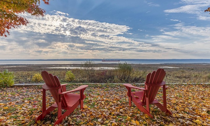 Saint-Laurent-de-l'ile d'Orleans House | Scenic Lakefront Chalet with Beach Steps from Quebec City