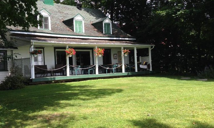 Saint-Laurent-de-l'ile d'Orleans Hotel | Oceanfront Bliss at Auberge Les Blancs Moutons
