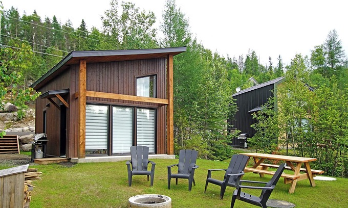 Sainte-Marguerite-du-Lac-Masson Ski Chalet | Scandinavian-style mini chalet