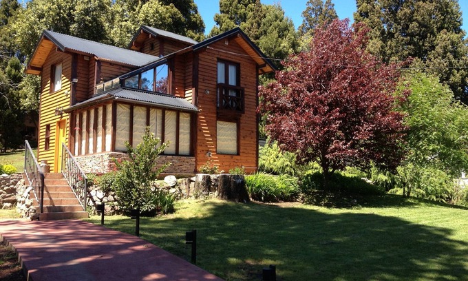 Playa Bonita Cabin | Inviting Cabaña in Bariloche's Enchanting Forest Retreat