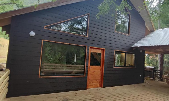 Palguin Alto House | Pet-Friendly Cabaña Bosque Río with Hot Tub in Pucón
