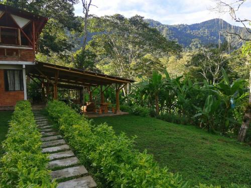 Icononzo House | Pet-Friendly Cabaña Campestre: Perfect for Family Retreats