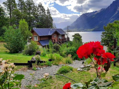 Villa Catedral House | Scenic Cabaña with Breathtaking Lake Gutierrez Views