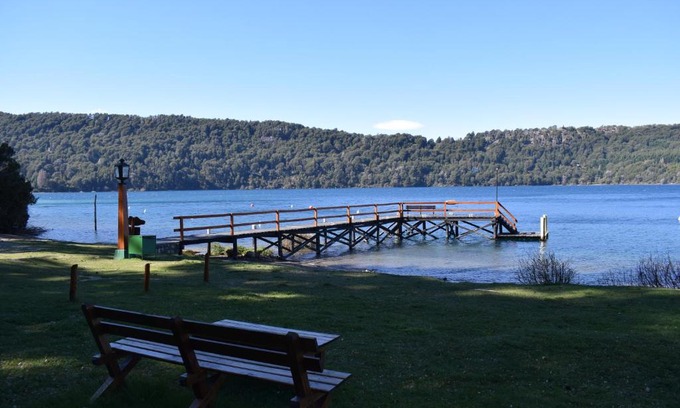 San Carlos de Bariloche Cabin | Cozy Lakeside Cabin with Private Beach & Ocean View