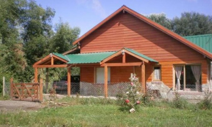 San Martin de los Andes House | Idyllic Cabaña by the Stream with Hot Tub & Pet Friendly