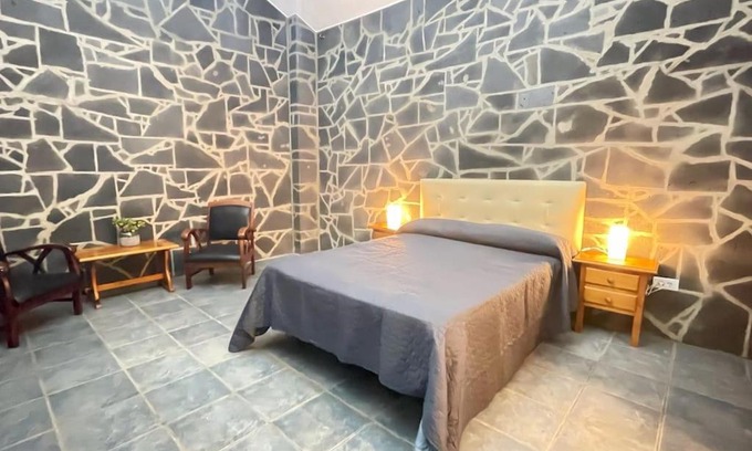 Las Rosas Ski Chalet | Explore Cabaña de piedra volcánica: Family-Friendly Escape