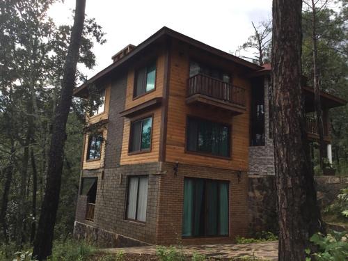Mazamitla Ski Chalet | Cozy Forest Cabin for 24 Guests - Pet and Child Friendly
