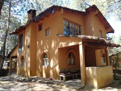 Mazamitla House | Family-Friendly Retreat at Cabaña El Mesón de Don Quijote