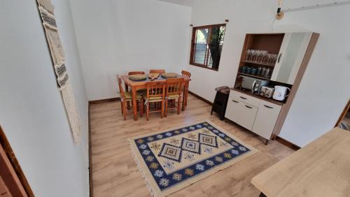 Melocoton Ski Chalet | Cozy Cabin Getaway for 6 with Hot Tub & Pet Friendly