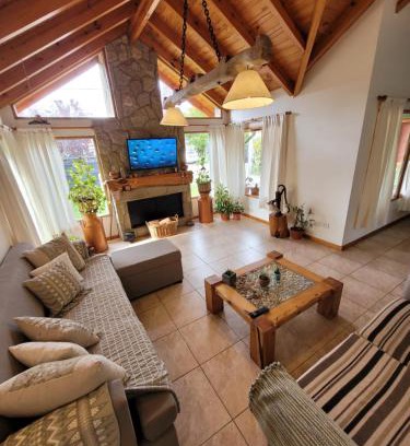 San Martin de los Andes House | Cozy Cabaña Honey: Wheelchair Accessible & Family-Friendly