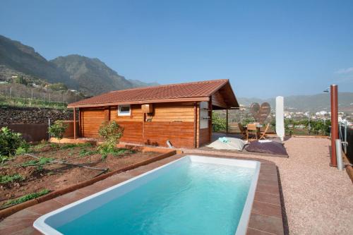 Valsequillo de Gran Canaria Villa | Family-Friendly Cabaña Juanito del Roque with Hot Tub