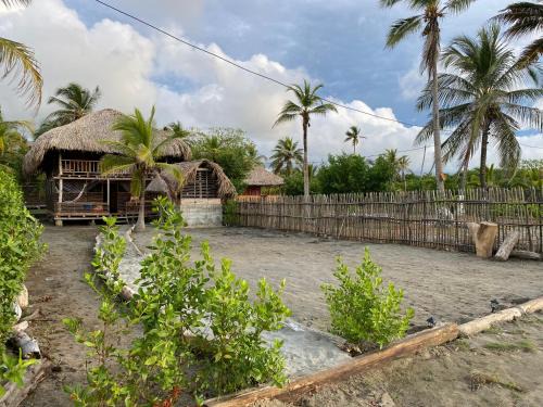 Monitos House | Oceanfront Cabaña Kindi: Pet-Friendly Retreat with Views