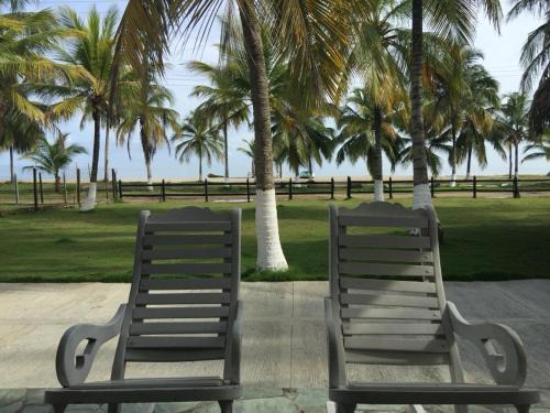 San Antero House | Pet-Friendly Cabaña La Niña Cande with Oceanfront Views