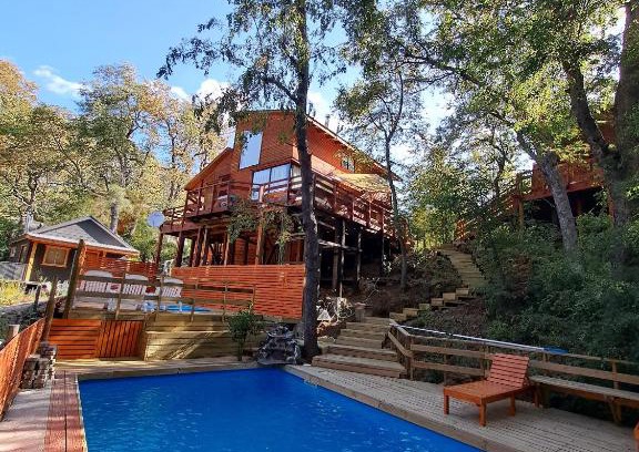 Pinto House | Pet-Friendly Cabaña las Trancas with Ocean View & Pool