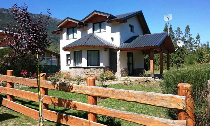Lago Puelo House | Family-Friendly Retreat at Cabaña Lecalau - Rated 9/10