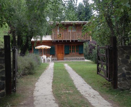 El Bolson Ski Chalet | Discover Cabaña Los Abetos 1: Family-Friendly Getaway