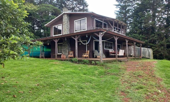 Fraijanes House | Pet-Friendly Cabaña Rústica en Poás - 9/10 Guest Rated