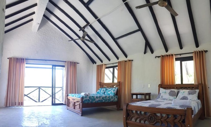 Papare House | Inviting Cabaña Recinto del Pensar with Pool & Hot Tub