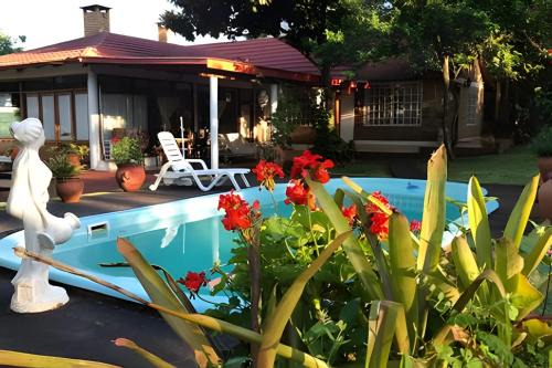 Obera House | Relaxing Cabañas with Pool Near Oberá's Entrance