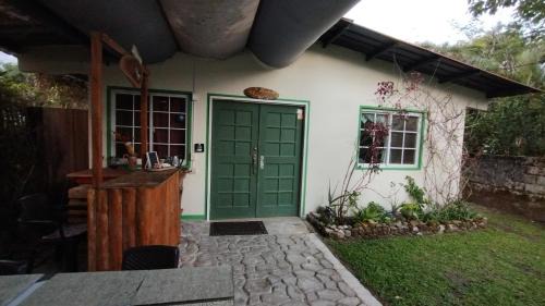 El Valle de Anton Bed & Breakfast | Top-Rated Comfort at DondeJosé with Breakfast & Kitchen