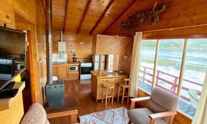 Nercon Cabin | Pet-Friendly Cabañas Palafitos Dalmacia with Ocean Views