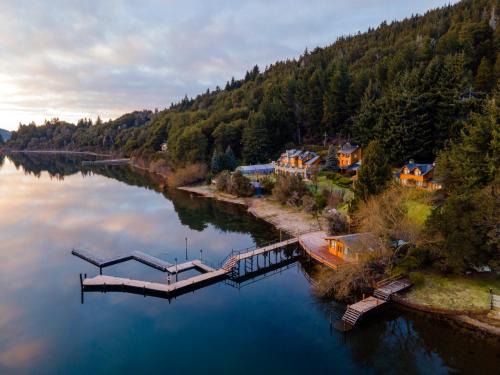 San Carlos de Bariloche Cabin | Relaxing Cabañas Puerto Pireo: Oceanfront Oasis with Spa