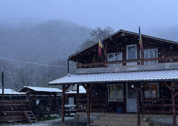 Petrila Ski Chalet | Explore Relaxation at Cabană la Poalele Munților with Ciubăr