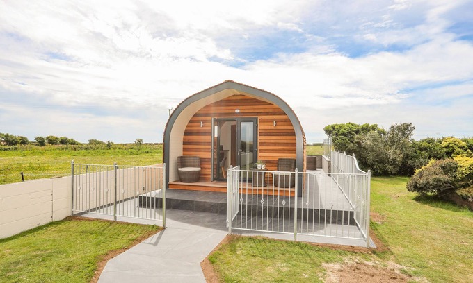 Bryngwran Cottage | Cozy Caban Cariad: Hot Tub Retreat in Bodedern