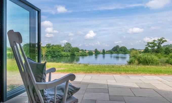 Graig House | Elegant Caban Cwm Hedd: Family-Friendly Retreat Awaits