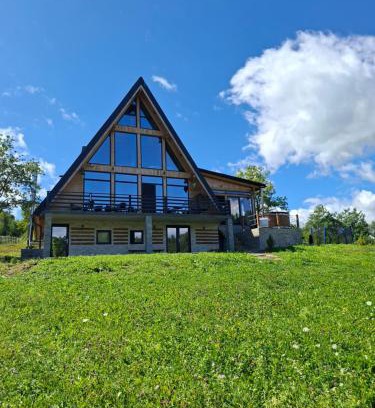 Calinesti Ski Chalet | Discover Cabana 3 Stejari Maramureș with Hot Tub & Pet Access