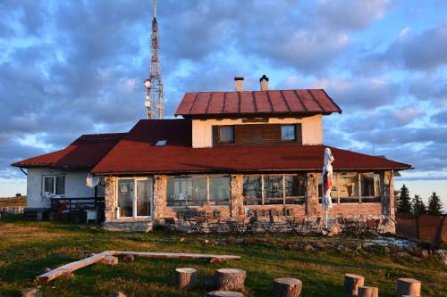 Valiug House | Pet-Friendly Cabana (Andra) Semenic with Kitchen & Breakfast