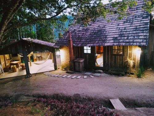 Rodeio House | Relax in Cabana Centenária Featuring a Hot Tub Retreat
