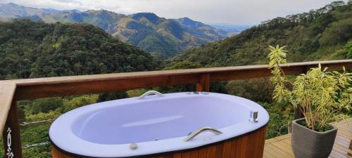 Cambui Ski Chalet | Experience Bliss at Cabana Café e Olival Santa Clara