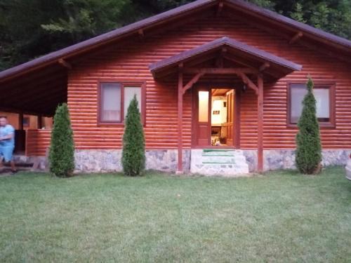 Jina Ski Chalet | Discover Pet-Friendly Comfort at Cabana Dan - Guest Rated 9.5