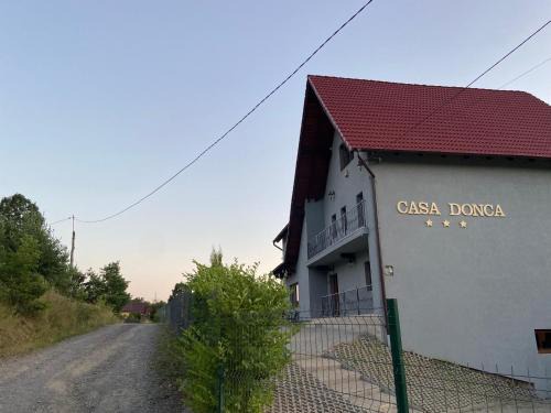 Deda House | Explore Cabana Donca: Pet-Friendly Haven with Hot Tub