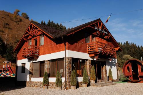 Sarmas Ski Chalet | Relax at Cabana Dor De Munte: Family-Friendly Retreat