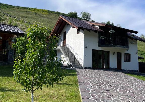 Subcetate House | Unforgettable Stays at Cabana Duda: Family-Friendly Retreat