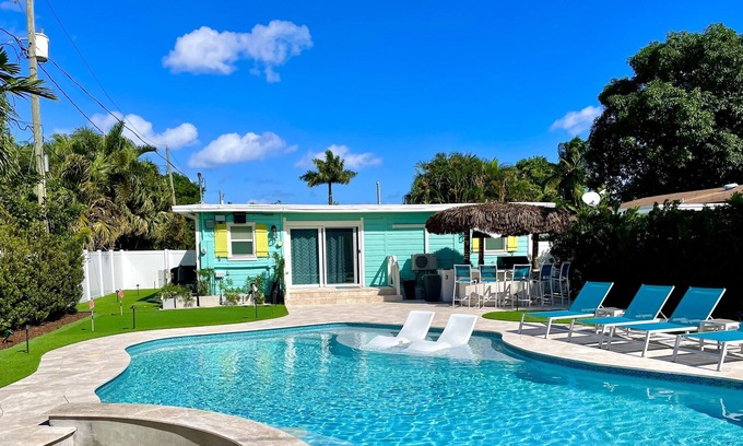Middle River Terrace House | Enjoy a Poolside Retreat at Cabana House with Bar