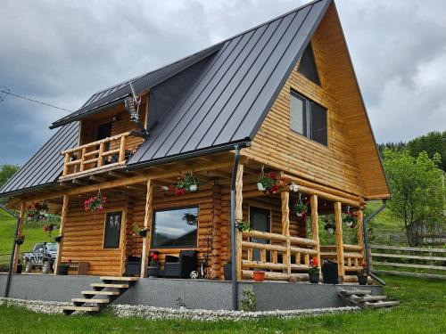 Horea Cabin | Oceanfront Cabana MIYA: Family-Friendly with Hot Tub