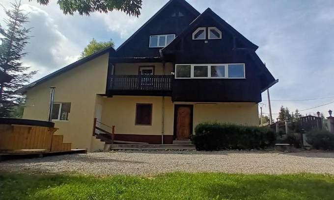 Muntele Baisorii Cabin | Discover Cabana Muntelui: Oceanfront Retreat with Pool