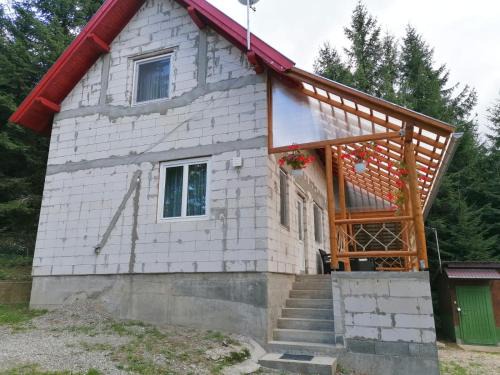 Sincraieni Apartment | Guest Rated 9.8: Family-Friendly Cabana Veverita Getaway