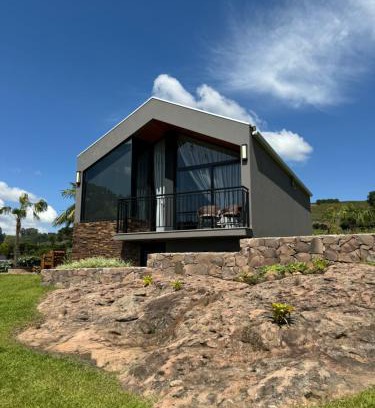 Pinto Bandeira Ski Chalet | Experience Cabanas Le Vigne: Guest Rated 9.9 with Hot Tub
