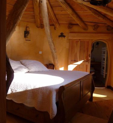 Salignac-Eyvignes Bed & Breakfast | Inviting Cabane-hobbit de Samsaget with Ocean View & Spa