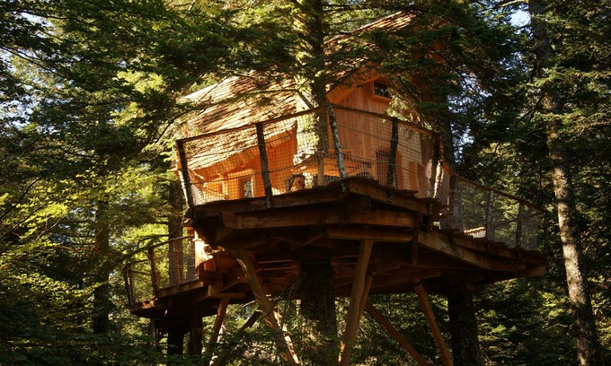 La Tour-dʼAuvergne Cabin | Enchanting Cabane Meïzou Matà Tree House with Great Amenities