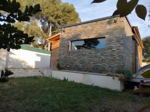 Saint-Mitre-les-Remparts House | Oceanfront Cabanon: Family-Friendly Retreat with Views