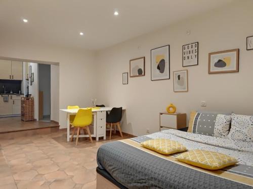 Rochefort-du-Gard House | Discover Cabanon Provençal: Family-Friendly Getaway