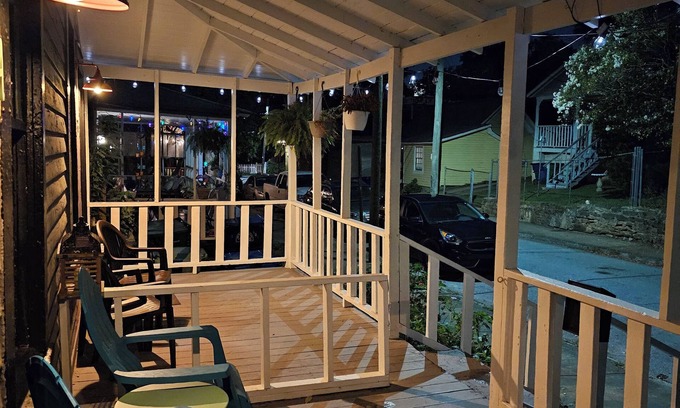 Cabbagetown Apartment | Cabbagetown, Free Wi-fi, Parking, 6 beds, Beltline