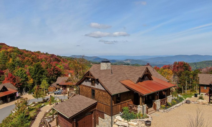Elk Park House | Unforgettable CaBearnet at Eagles Nest: Views, Hot Tub & Pets